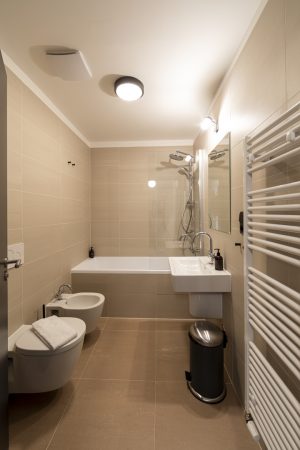 Miss Sophie's Downtown triple room bathroom